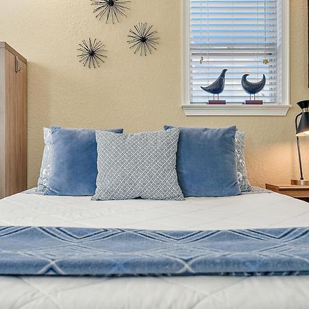 Retro Retreat In Dtsp - Explore The Downtown Area St. Petersburg Bagian luar foto