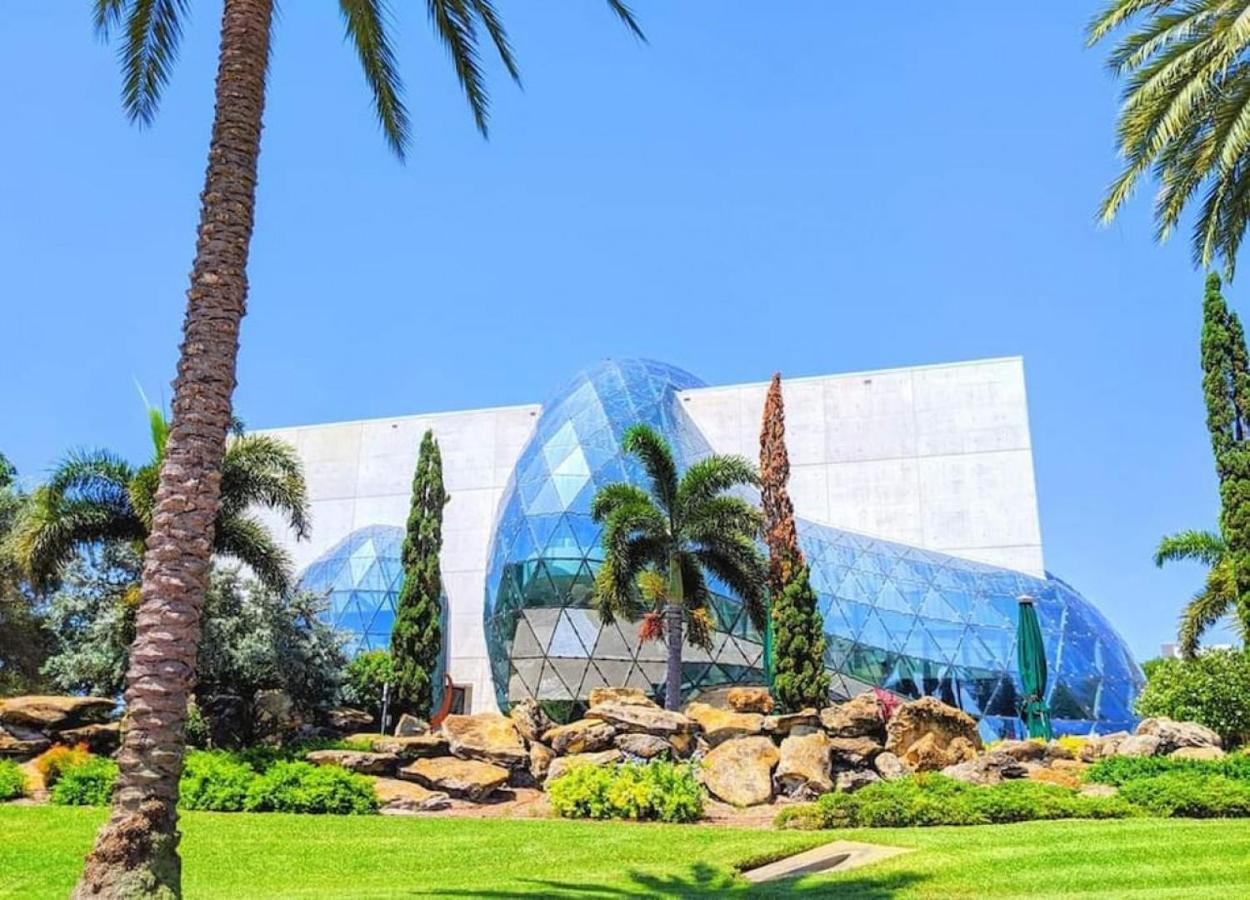 Retro Retreat In Dtsp - Explore The Downtown Area St. Petersburg Bagian luar foto