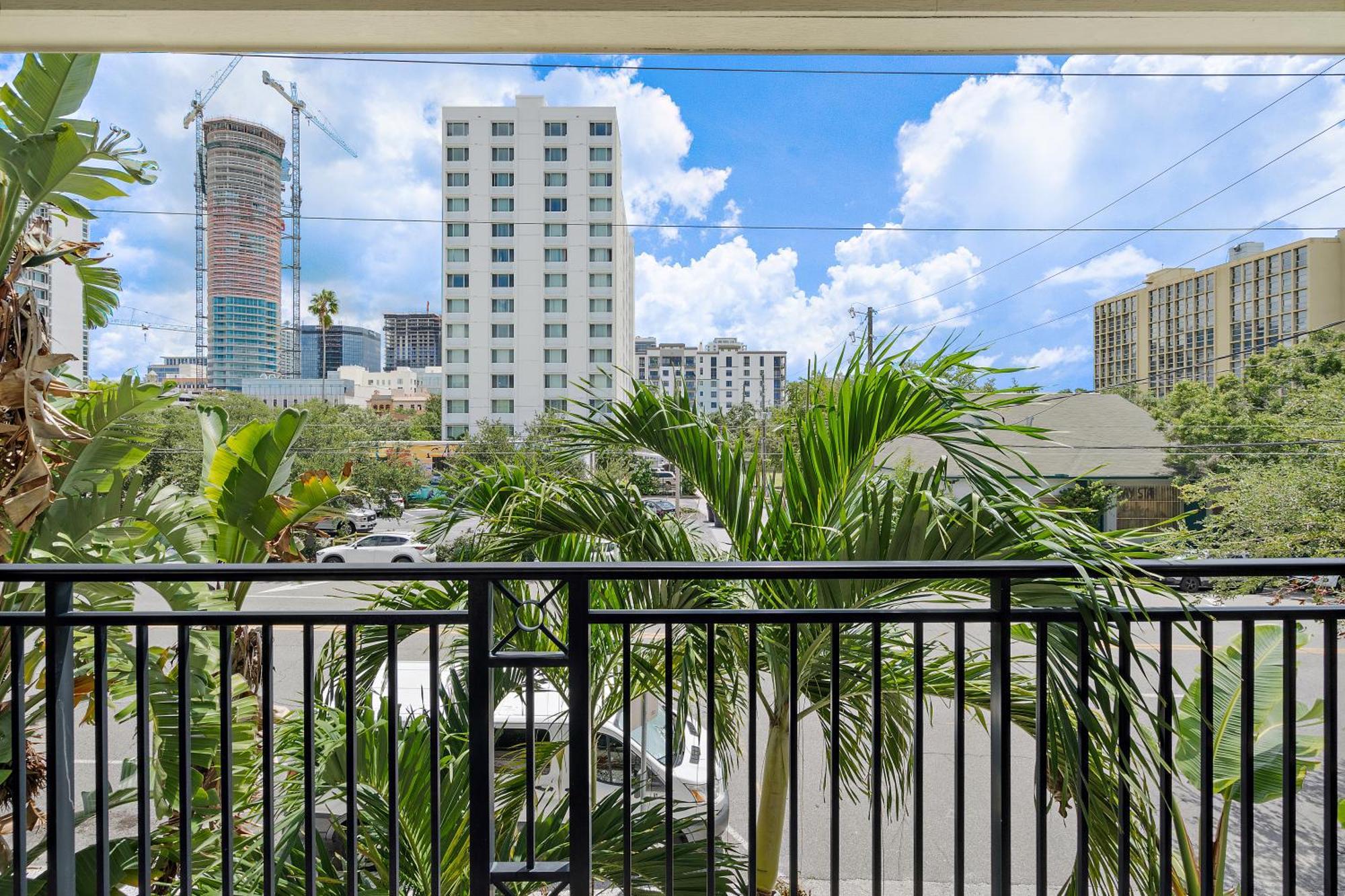 Retro Retreat In Dtsp - Explore The Downtown Area St. Petersburg Bagian luar foto