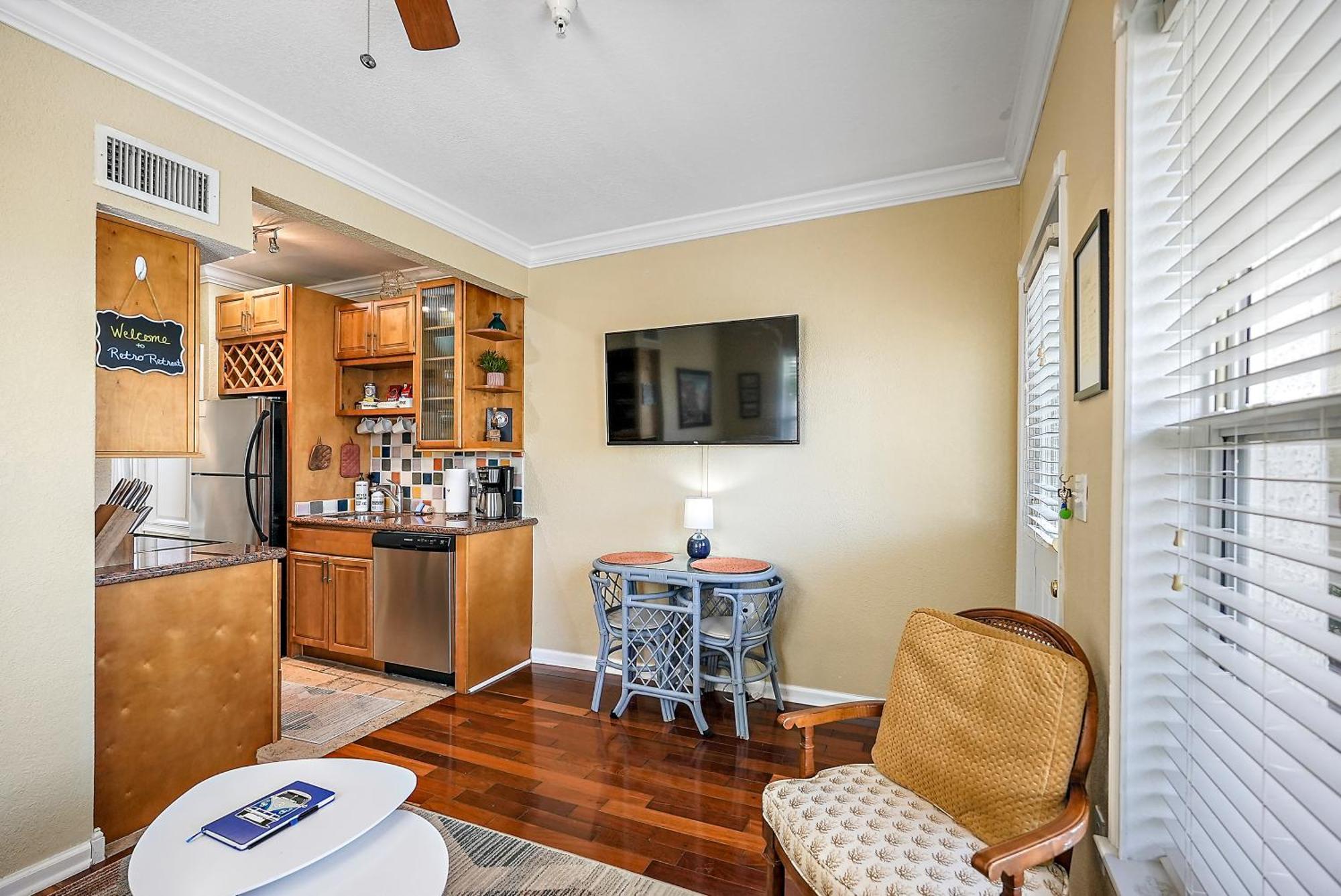 Retro Retreat In Dtsp - Explore The Downtown Area St. Petersburg Bagian luar foto
